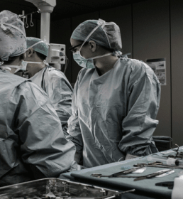 personnes du corps médical au bloc opératoire