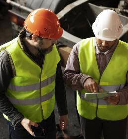 Hommes sur chantier équipés.jpg