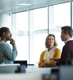 Dame avec une plaquette en main