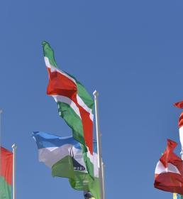 Drapeaux sous un ciel bleu