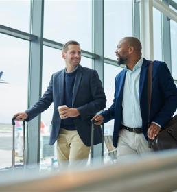 Deux hommes échangent dans un aéroport