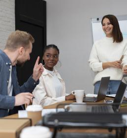 collègues travaillant au bureau