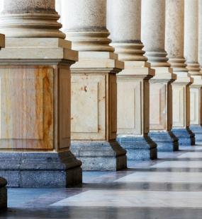 Law building pillars - Solicitors Pi - Howden Belgium