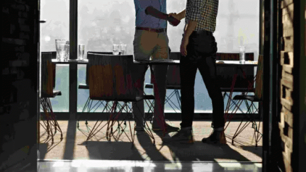 To mænd giver hånd To mænd giver hånd