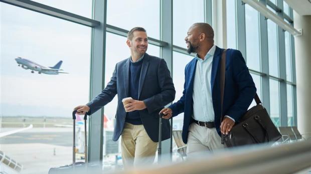 Protégez vos salariés à l'étranger Deux hommes échangent dans un aéroport