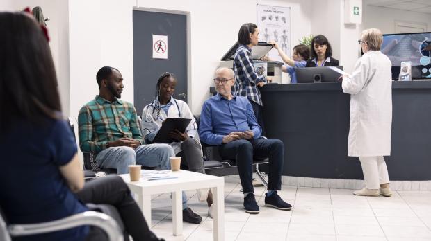 Le déroulé du parcours de soin est un enjeu de satisfaction patient Un médecin échange avec son patient en salle d'attente