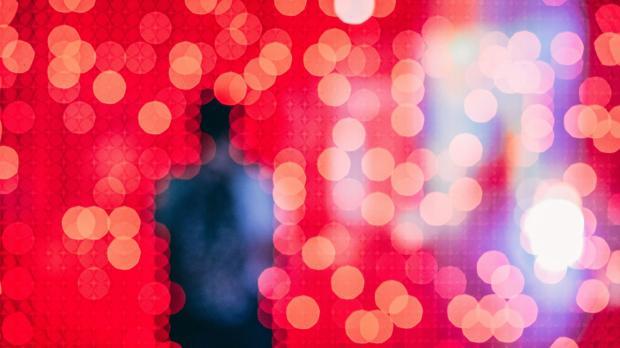 Image rouge avec personnage en second plan Image rouge avec personnage en second plan