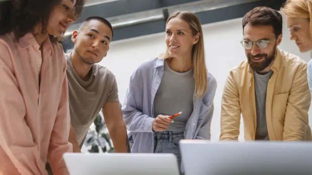Une bonne politique de protection sociale favorise la rétention des talents Salariés travaillant en équipe
