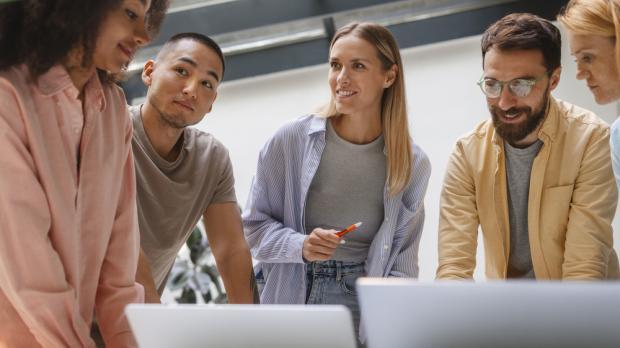 Une bonne politique de protection sociale favorise la rétention des talents Salariés travaillant en équipe