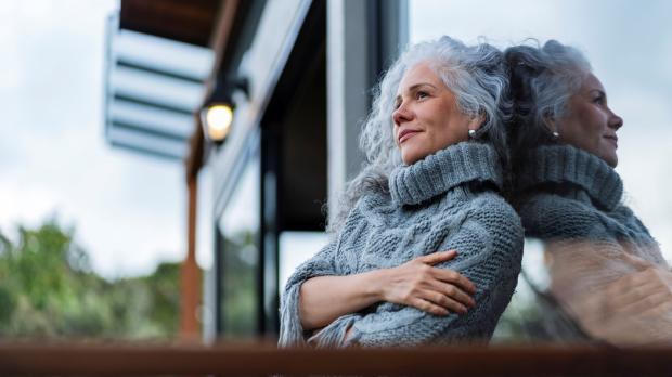 Vrouw kijkt naar buiten Vrouw kijkt naar buiten